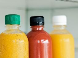 Tomar un envase completo de estas aguas saborizadas puede representar que se supera la ingesta de azúcares libres al día recomendada por la OMS. ESPECIAL / Foto de Andrew Kayani en Unsplash