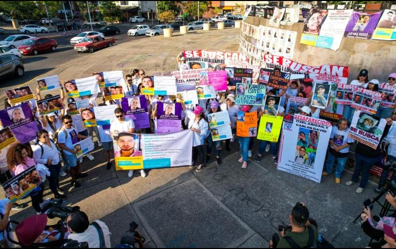 Familiares y amigos marcharon el fin de semana de la Minerva rumbo a Casa Jalisco para exigir a las autoridades la aparición con vida de los jóvenes. EL INFORMADOR / ARCHIVO
