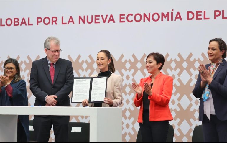 Claudia Sheinbaum Pardo firmó el Compromiso Global por la Nueva Economía del Plástico. ESPECIAL