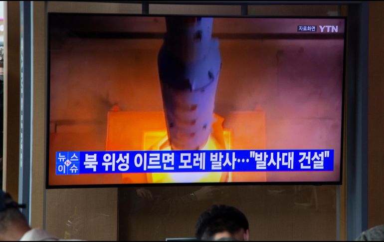 El lanzamiento norcoreano causó la activación de las alertas antimisiles en Seúl (Corea del Sur) y en la prefectura japonesa de Okinawa (sudoeste), por donde habría sobrevolado el proyectil, instando a la posible evacuación ciudadana. EFE / J. Heon-Kyun