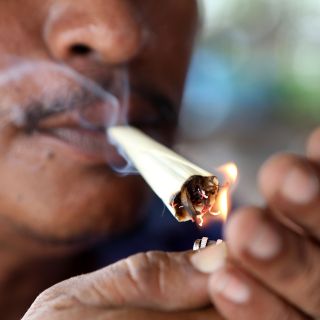 Restricciones para inhibir consumo de tabaco no sirven; consumidores dicen fumar más