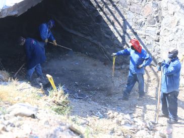 En la colonia Mariano Otero, en uno de los canales por donde pasa el cauce de Arroyo “El Seco”, personal trabaja en la limpieza de la zona. ESPECIAL/Gobierno de Zapopan