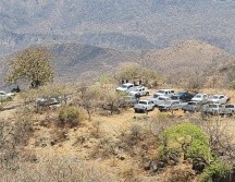 Descendieron pie a tierra para comenzar con la extracción de varias de las bolsas con restos humanos hallados en el punto. ESPECIAL