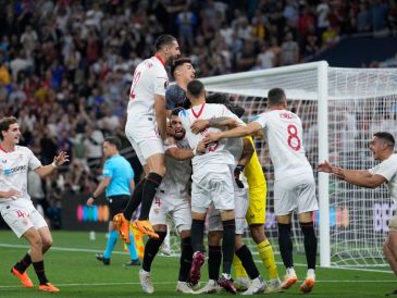 Por séptima ocasión, el Sevilla se corona en la Europa League. AP/Darko Bandic