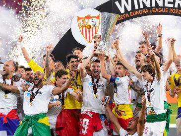 Por séptima ocasión, el Sevilla se corona en la Europa League. AP/Petr Josek