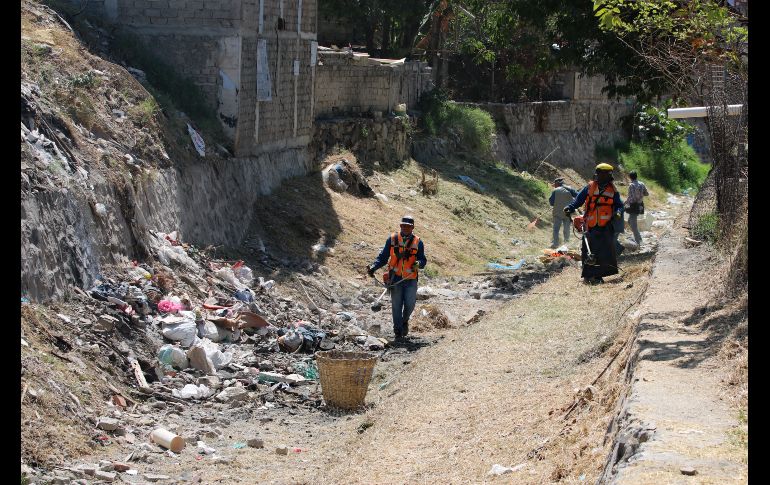 En la colonia Mariano Otero, en uno de los canales por donde pasa el cauce de Arroyo “El Seco”, personal trabaja en la limpieza de la zona. EL INFORMADOR / A. Navarro