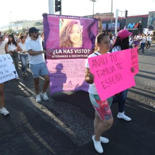 Realizan nueva marcha por joven desaparecida y bloquean Avenida Vallarta (VIDEO)