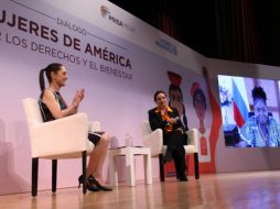 Claudia Sheinbaum y Pepa Bueno, directora del periódico El País. ESPECIAL