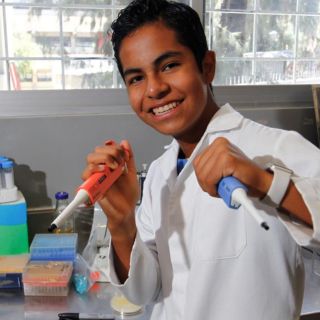 Sorprende Ian, de 12 años, por terminar maestría en biología molecular
