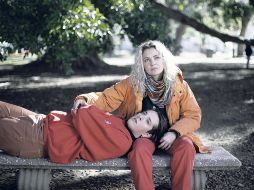 Dolores Fonzi, vestida de naranja, trabajó como directora y protagonista de la cinta. CORTESÍA