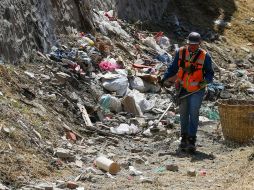 El personal del Ayuntamiento de Zapopan trabaja desde hace semanas en la limpieza de los canales para evitar afectaciones a la población. EL INFORMADOR/ A. Navarro