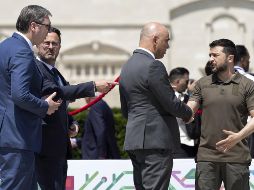 El miembro del Consejo Federal de Suiza, Alain Berset, estrecha la mano del mandatario ucraniano en su llegada a la cumbre en Moldovia. EFE