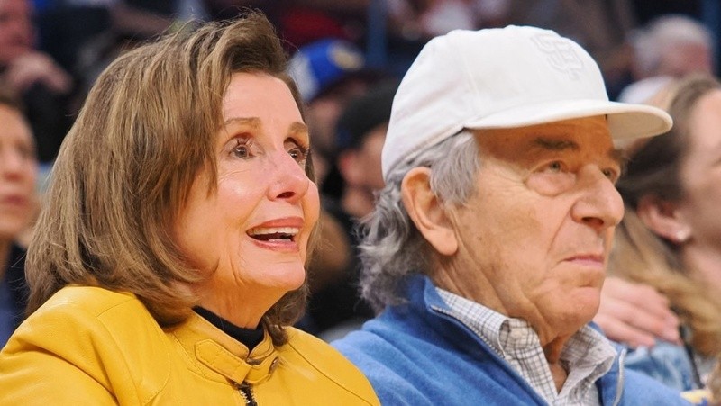 Paul Pelosi, aquí con su esposa Nancy, apareció en público unos meses después del ataque usando un sombrero para ocultar sus heridas. REUTERS