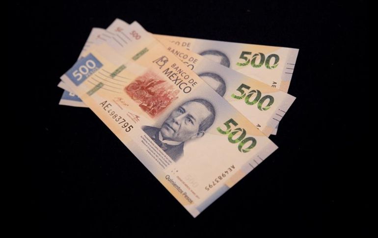 Ayer, el peso se alejó del soporte de los 17.53 pesos y encontró un nuevo piso en las 17.63 unidades. EFE/ARCHIVO