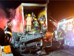 Los bomberos apagaron las llamas en la pesada unidad y dos automotores. SUN/ESPECIAL