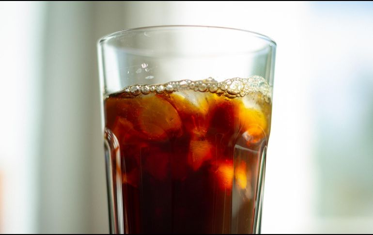 Ante los riesgos que supone a la salud el consumo de refrescos y bebidas azucaradas, la Profeco recomienda considerar el aporte energético de los productos. ESPECIAL / Foto de K8 en Unsplash