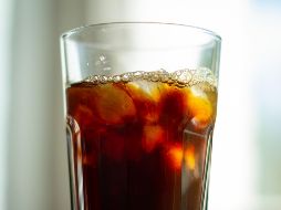 Ante los riesgos que supone a la salud el consumo de refrescos y bebidas azucaradas, la Profeco recomienda considerar el aporte energético de los productos. ESPECIAL / Foto de K8 en Unsplash