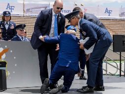Por el momento se desconoce si la caída le ha causado alguna herida al mandatario de EU, aunque tras incorporarse, permaneció unos minutos de pie hasta que la ceremonia terminó. AP / A. Harnick