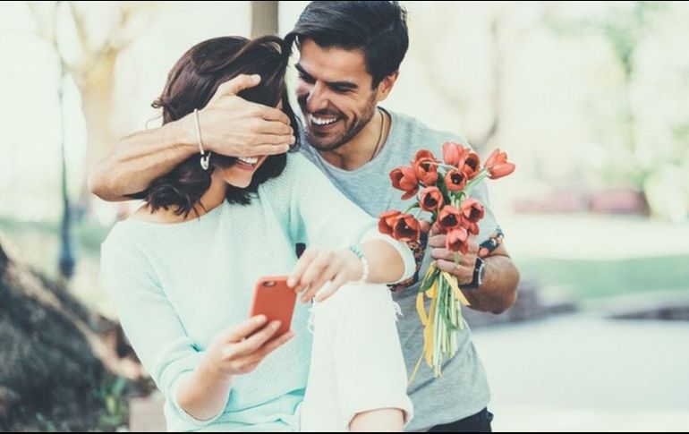 Los regalos excesivos pueden ser un síntoma de 'love bombing'. GETTY IMAGES