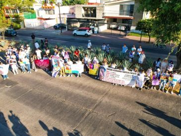 Los manifestantes salieron de la Glorieta Minerva y caminaron para llegar a Casa Jalisco pidiendo ser atendidos por el gobernador. EL INFORMADOR/ A. Navarro