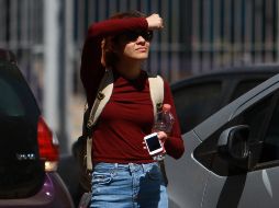 Se recomienda a la población evitar la exposición directa al sol, hidratarse, usar bloqueador solar, cuidar la refrigeración de los alimentos y proteger del sol a las mascotas. NTX / ARCHIVO