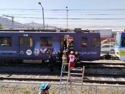 Esta mañana, 110 personas fueron evacuadas de los vagones de una unidad de la Línea 1 del Tren Ligero. ESPECIAL / Protección Civil y Bomberos Guadalajara