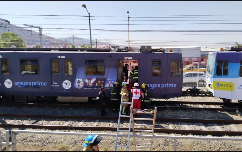 Esta mañana, 110 personas fueron evacuadas de los vagones de una unidad de la Línea 1 del Tren Ligero. ESPECIAL / Protección Civil y Bomberos Guadalajara