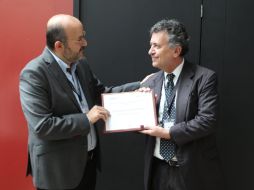 La familia García de Alba recibió en manos del Embajador de México en Italia e hijo de don David, Carlos García de Alba Zepeda, un reconocimiento que le extendió el rector Ricardo Villanueva a nombre de la UdeG. EL INFORMADOR / A. Camacho