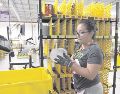 Trabajadores con puestos considerados “de poco valor añadido” serán sustituidos por robots. AFP/M. Armas
