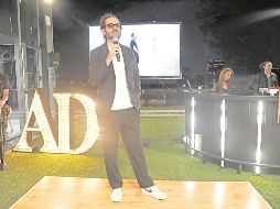 Curro posa para la apertura de la galería temporal Punto y ap(arte), en la Ciudad de México. ESPECIA