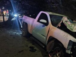 Tras una intensa persecución, la camioneta chocó contra una unidad, un árbol y un poste de luz. ESPECIAL