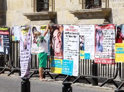 Colectivos y familiares de desaparecidos mantenían un plantón afuera de Palacio de Gobierno desde el viernes para pedir hablar con el gobernador. EL INFORMADOR/ C. Zepeda