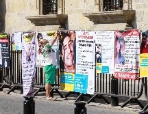 Colectivos y familiares de desaparecidos mantenían un plantón afuera de Palacio de Gobierno desde el viernes para pedir hablar con el gobernador. EL INFORMADOR/ C. Zepeda