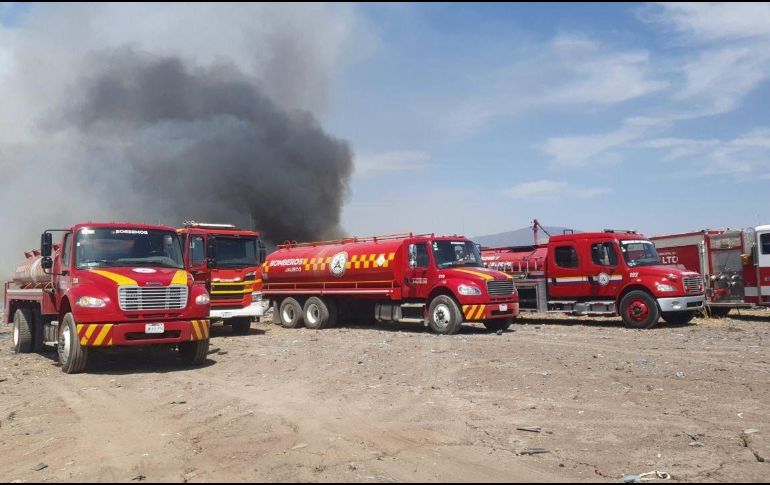 El incendio en el ex vertedero de Los Laureles es combatido por diferentes autoridades. ESPECIAL