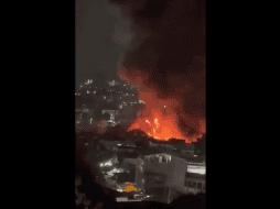 De acuerdo con reportes preliminares, el fuego habría afectado la nave central y decenas de locales, afectando a más de 500 locatarios. TWITTER / @JaguarAguilar