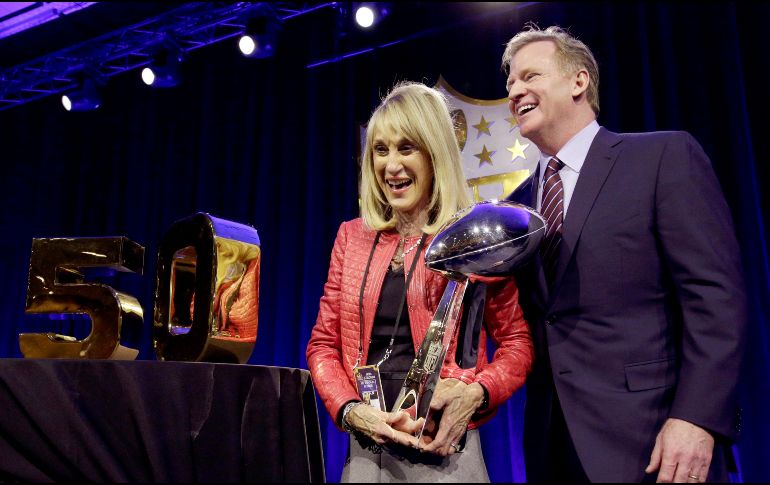 Norma Hunt junto a Roger Goodell, comisionado de la NFL. AP / ARCHIVO