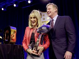 Norma Hunt junto a Roger Goodell, comisionado de la NFL. AP / ARCHIVO