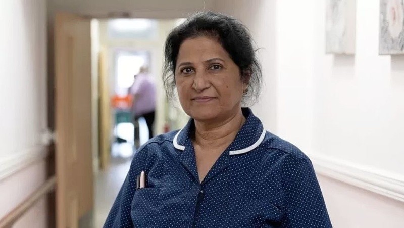 Vidia Ruhomutally contrata a muchos trabajadores de India en su casa de salud.