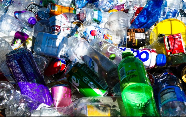 Cerca de 13 millones de toneladas de residuos plásticos terminan en los océanos cada año, según un informe de Greenpeace del 2020. ESPECIAL/Unsplash