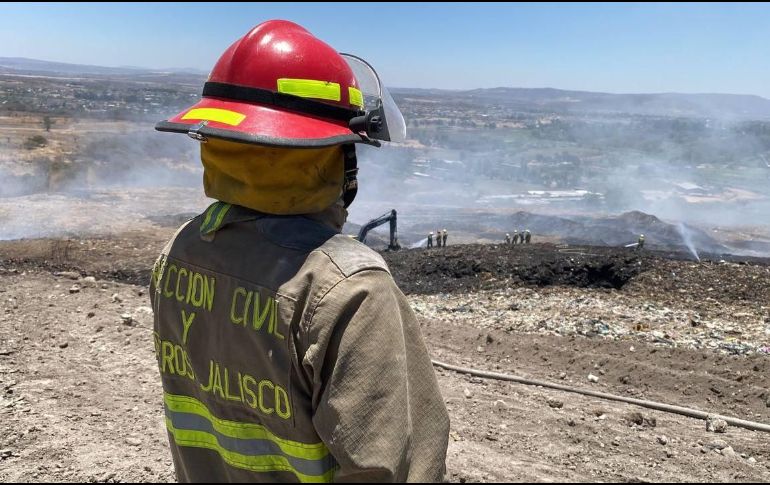 El gobernador de Jalisco informó que el incendio en el vertedero Los Laureles ya está confinado sin riesgo de propagación. ESPECIAL/PC Jalisco