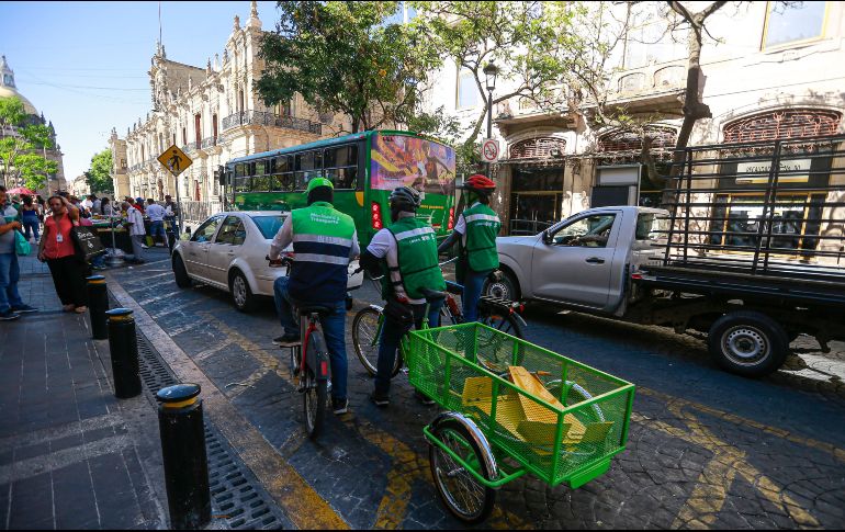 Personal del Ayuntamiento de Guadalajara con inmovilizadores que comenzaron a colocar este lunes en autos mal estacionados. EL INFORMADOR/ CARLOS ZEPEDA
