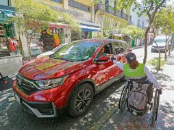 Si bien ayer no se informó sobre la colocación de inmovilizadores, los agentes de Movilidad sí entregaron multas a los infractores en el Centro tapatío. EL INFORMADOR/ C. Zepeda