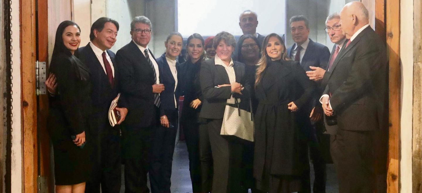 Miembros destacados de Morena festejaron la victoria de Delfina Gómez (al centro). EL UNIVERSAL