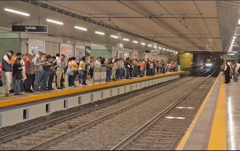Uno de los problemas que tiene la Línea 1 del Tren Ligero es que en ocasiones no se cumple con la frecuencia de paso de los trenes, lo que causa retraso en los pasajeros. ESPECIAL