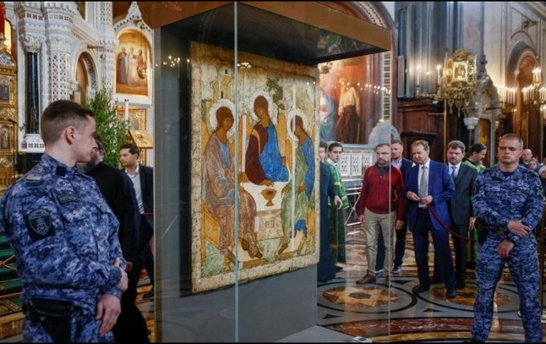 La pintura de La Trinidad está en una vitrina en una catedral en Moscú. REUTERS