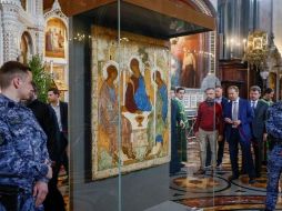 La pintura de La Trinidad está en una vitrina en una catedral en Moscú. REUTERS