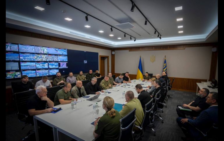 El presidente ucraniano, Volodímir Zelenski, convoca este martes una reunión urgente del Consejo de Seguridad Nacional, después del desbordamiento de la presa. EFE/Presidencia ucraniana