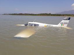 La Capitanía de Puerto y los Bomberos de Chapala fueron los encargados de brindar la asistencia necesaria a los dos tripulantes. ESPECIAL