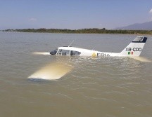 La Capitanía de Puerto y los Bomberos de Chapala fueron los encargados de brindar la asistencia necesaria a los dos tripulantes. ESPECIAL