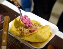 El consumo excesivo de estos productos es nocivo para la salud, por lo que es recomendable no consumirlos de forma frecuente y moderar el consumo de sal a no más de una cucharadita por día. NTX / ARCHIVO